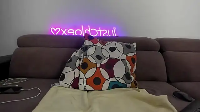 justchloex online show from September 26, 2025, 3:19 pm
