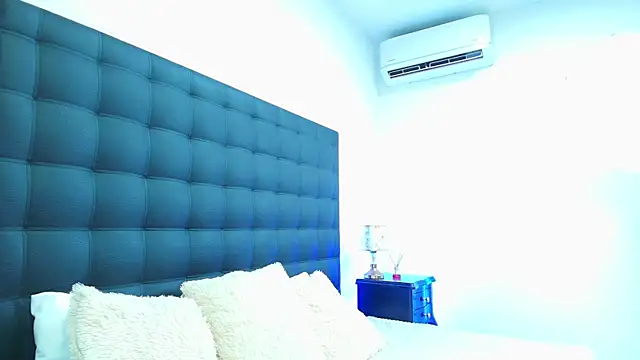 MOLLYWOODD online show from February 9, 2026, 4:05 pm