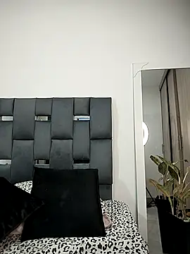 Snapshot of NiaSoler chatting on October 7, 2025, 11:22 am NiaSoler online show from October 7, 2025, 11:22 am