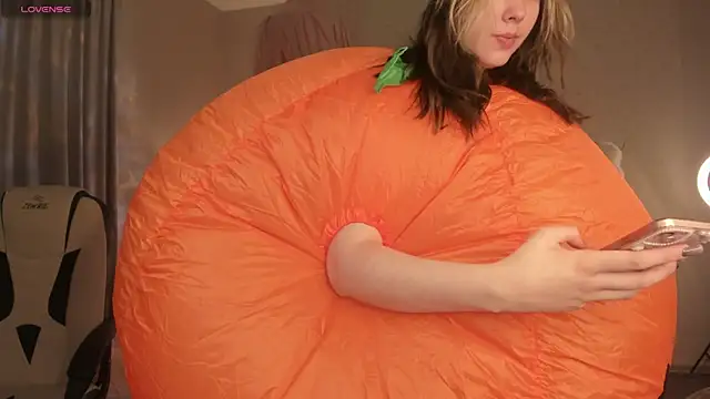 Vanessa Walters online show from October 31, 2025, 3:03 am