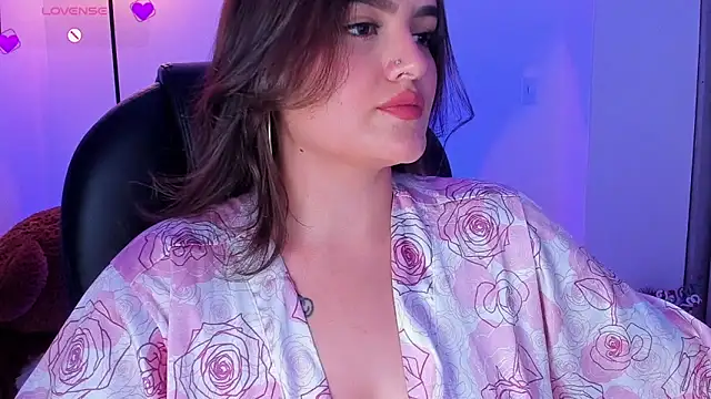 ellarosee  online show from December 13, 2025, 8:04 pm