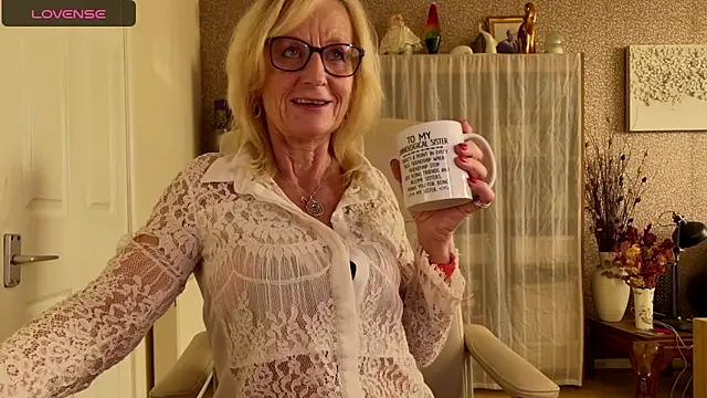 TopazCamgirl online show from November 17, 2025, 2:43 pm