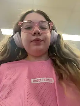 brooklynivy online show from November 18, 2025, 7:55 am