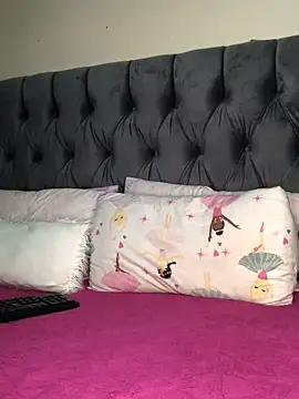 Anaelle24 online show from April 3, 2026, 7:04 am