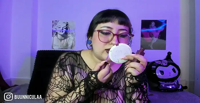 larissa01  online show from April 30, 2026, 10:25 pm