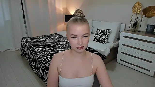 shy  lady online show from June 1, 2026, 11:32 am