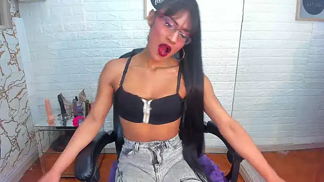 Snapshot of Aura_love69 chatting on September 19, 2025, 4:38 am Aura love69 online show from September 19, 2025, 4:38 am