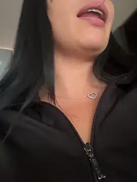 Sara luna  online show from April 7, 2026, 6:21 pm