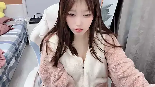 Snapshot of -Mimi chatting on December 3, 2024, 7:27 am -Mimi online show from December 3, 2024, 7:27 am