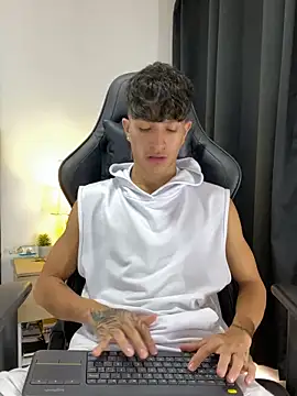  CamiloBass online show from May 17, 2026, 6:41 pm