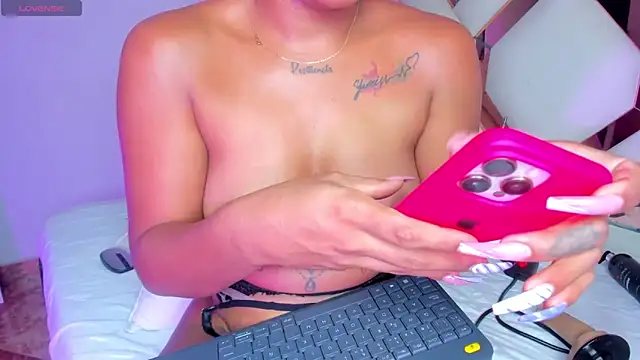 Snapshot of CintiaVega chatting on December 17, 2025, 12:32 pm CintiaVega online show from December 17, 2025, 12:32 pm