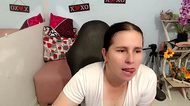 victoria jones online show from November 11, 2025, 4:24 pm