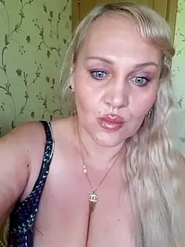 Snapshot of IsabellaBoni chatting on May 17, 2026, 7:19 am IsabellaBoni online show from May 17, 2026, 7:19 am