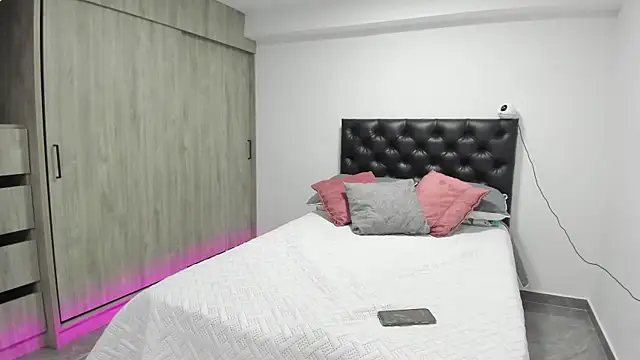 Snapshot of Kamilasalazar chatting on October 28, 2025, 10:20 pm Kamilasalazar online show from October 28, 2025, 10:20 pm