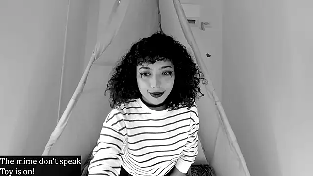 Snapshot of Ariella_Ruiz chatting on October 14, 2025, 12:50 pm Ariella Ruiz online show from October 14, 2025, 12:50 pm