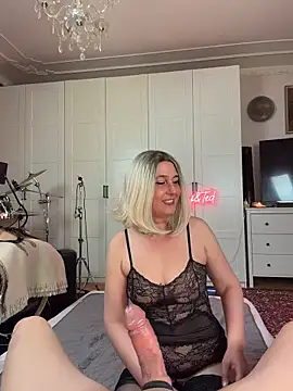 Snapshot of FoxyandTed chatting on April 7, 2026, 1:57 pm FoxyandTed online show from April 7, 2026, 1:57 pm