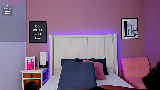 Britanymooree online show from October 23, 2025, 7:56 pm