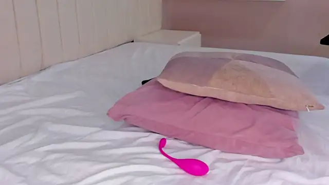 Littleolivia  online show from March 5, 2025, 4:57 pm