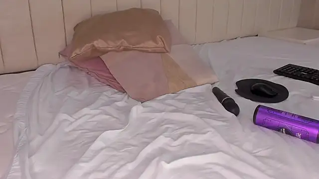 Littleolivia  online show from March 1, 2025, 5:27 pm