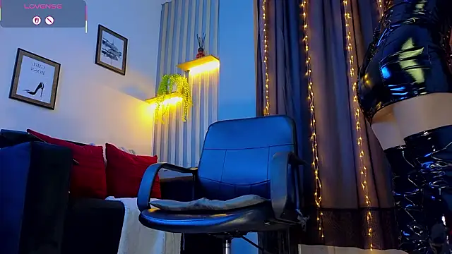 Snapshot of selena_rogue chatting on February 12, 2026, 11:43 am selena rogue online show from February 12, 2026, 11:43 am