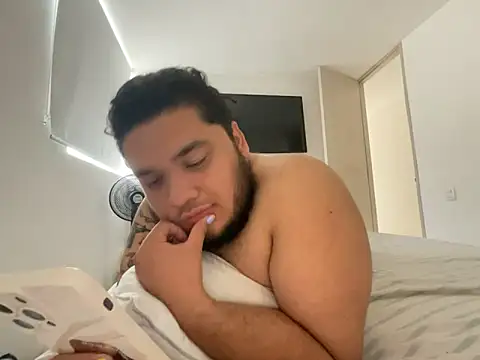 chavarro889 online show from February 4, 2025, 9:52 pm