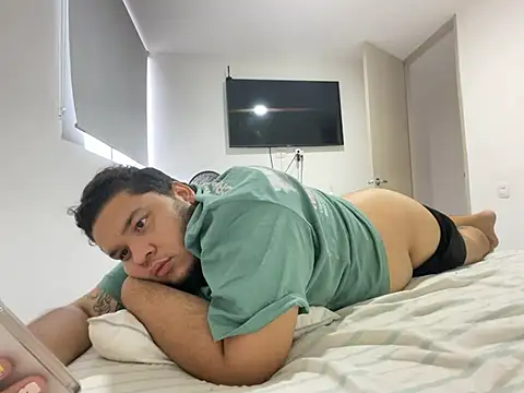 chavarro889 online show from February 7, 2025, 10:30 pm