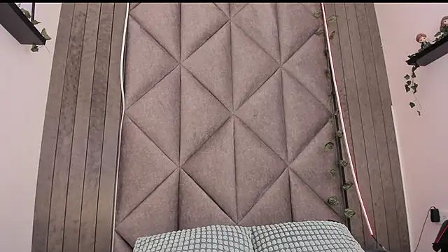 AbbyWathson online show from November 10, 2025, 7:52 pm