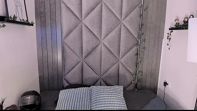 AbbyWathson online show from November 18, 2025, 7:28 pm