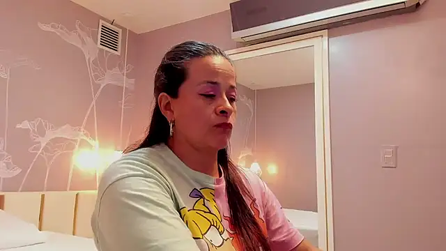 Daphne81  online show from November 23, 2025, 7:07 am