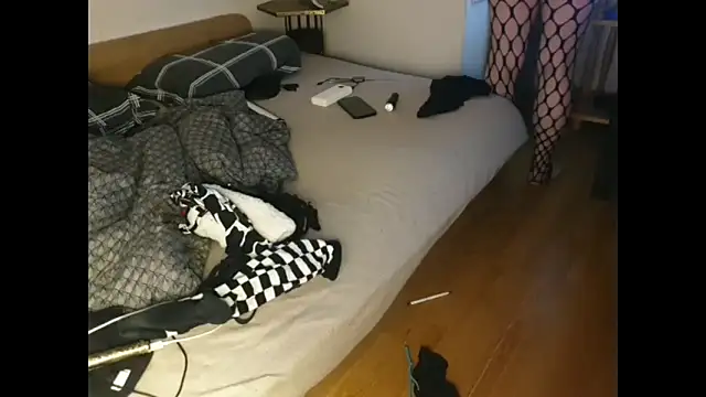 eblata04 online show from October 30, 2025, 11:45 pm