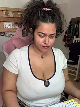 Snapshot of Curvydesifromgermany chatting on July 10, 2026, 1:00 pm Curvydesifromgermany online show from July 10, 2026, 1:00 pm