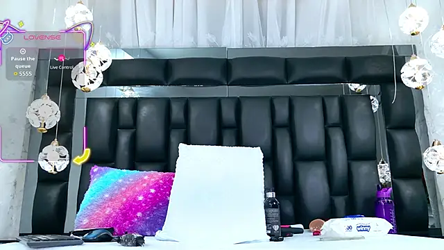 AuraRoss online show from November 28, 2025, 7:03 pm