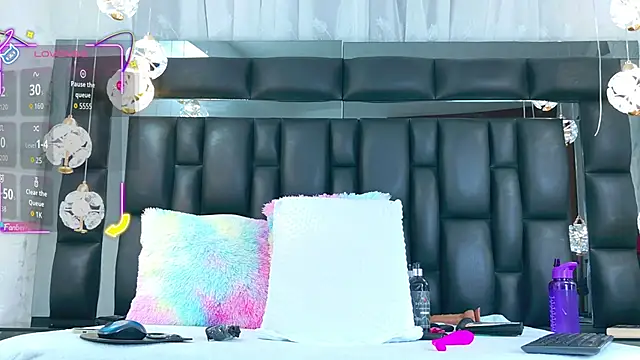 AuraRoss online show from October 29, 2025, 7:02 pm