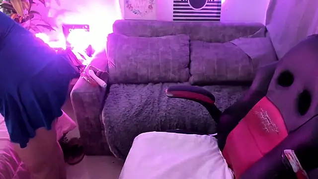 anyclark  online show from December 14, 2025, 4:40 am