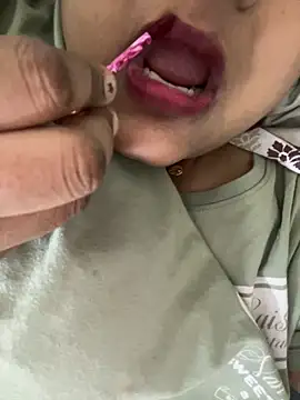 Snapshot of smile_pretty chatting on November 25, 2025, 6:52 pm smile pretty online show from November 25, 2025, 6:52 pm