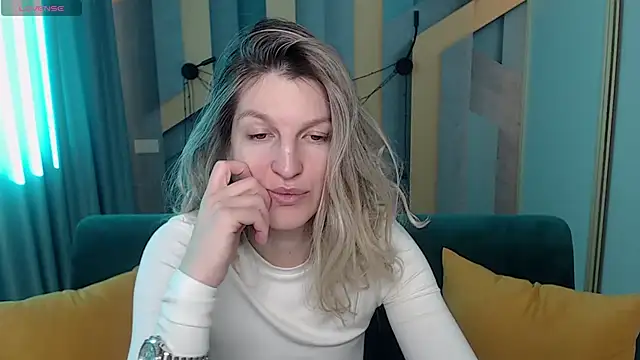 EmilyWalkeri online show from March 3, 2026, 8:10 am