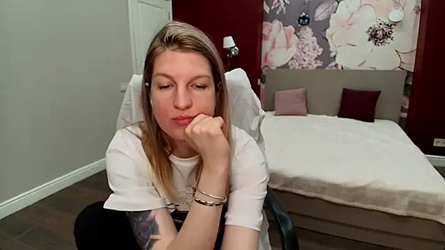 EmilyWalkeri online show from May 7, 2026, 6:39 am