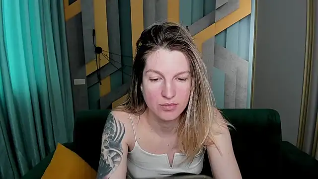 EmilyWalkeri online show from April 9, 2026, 7:03 am