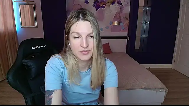 Snapshot of EmilyWalkeri chatting on June 17, 2026, 6:46 am EmilyWalkeri online show from June 17, 2026, 6:46 am