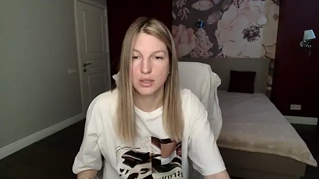 EmilyWalkeri online show from May 6, 2026, 7:01 am