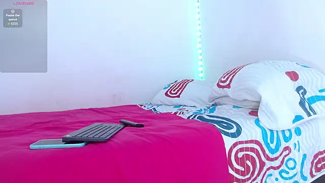 Snapshot of Emelyross_ chatting on February 27, 2026, 6:08 pm Emelyross online show from February 27, 2026, 6:08 pm