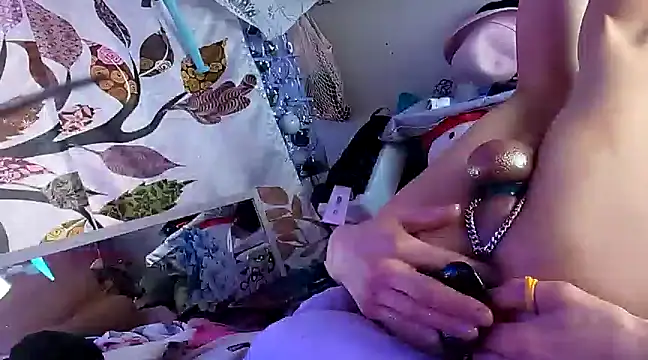 gurlnips online show from February 25, 2025, 9:04 pm