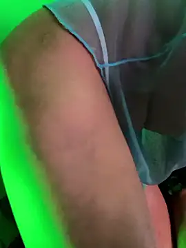 gurlnips online show from February 24, 2026, 9:04 pm