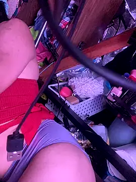 gurlnips online show from December 5, 2025, 11:31 am