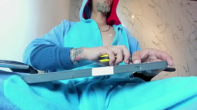 DrakeNeumann online show from October 8, 2025, 3:52 am