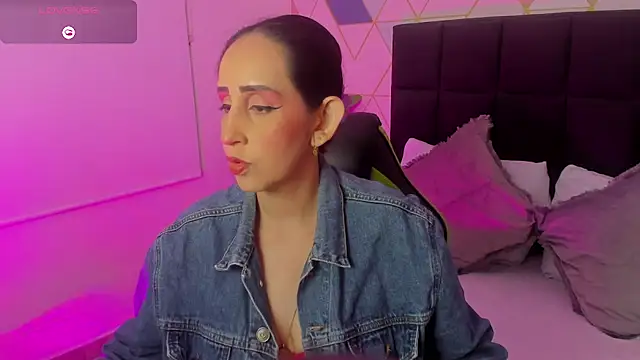 jadde13  online show from November 6, 2025, 8:46 pm