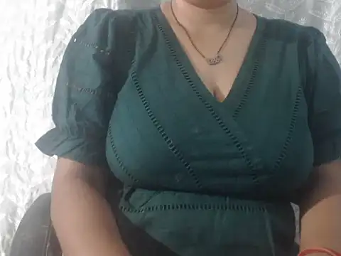 Snapshot of cute-priy chatting on May 3, 2026, 4:28 am cute-priy online show from May 3, 2026, 4:28 am