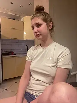 MollyDolle online show from July 2, 2026, 6:14 pm