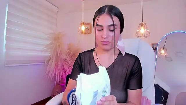 Alheli 16 online show from November 21, 2025, 12:15 pm