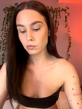 Snapshot of MiaNell chatting on November 23, 2025, 9:03 pm MiaNell online show from November 23, 2025, 9:03 pm